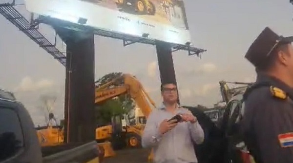 Inspector de Caminera escupe a conductor “prepotente” en discusión - Noticiero Paraguay