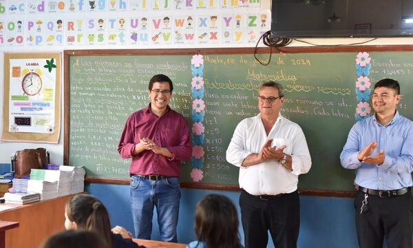 Gobernador visita escuela y verifica obra