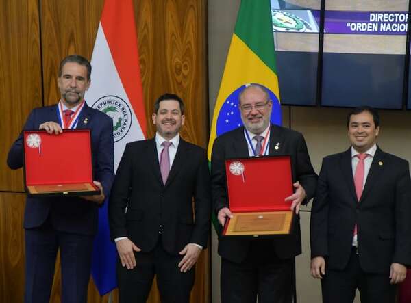 Cartismo condecora a directores de Itaipú de Paraguay y Brasil - Política - ABC Color