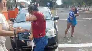 Tensión crece en Arroyito y atacan a huevazos a una concejala