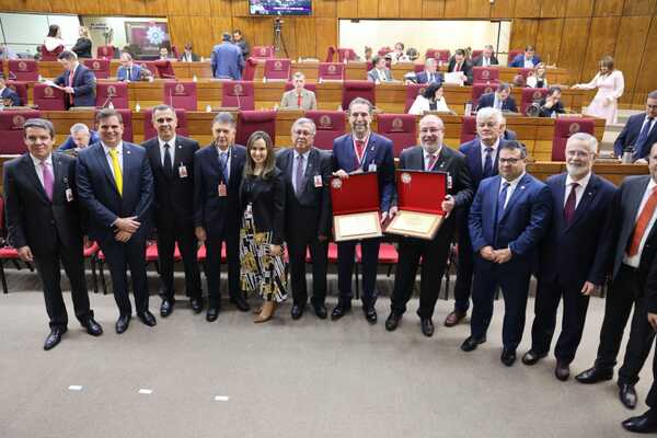 Diputados otorgan la máxima condecoración a directores de Itaipú - ADN Digital