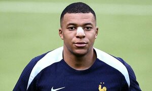 Versus / Mbappé entrena aparte del grupo, con apósito en la nariz, a dos días del Francia-Países Bajos
