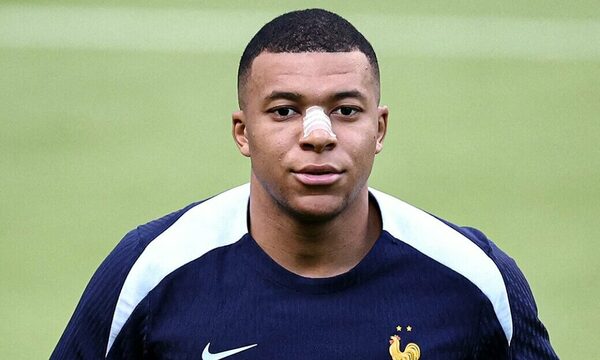 Versus / Mbappé entrena aparte del grupo, con apósito en la nariz, a dos días del Francia-Países Bajos