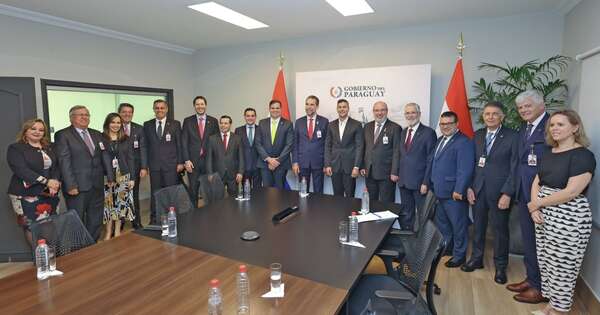 La Nación / El presidente Santiago Peña se reunió con directores y consejeros de la Itaipú