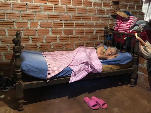 Mientras viajó al vecino país por salud, abuelita perdió su beneficio de tercera edad