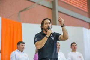 «Estoy en contra» de extender mandato de intendentes, dijo senador Velázquez