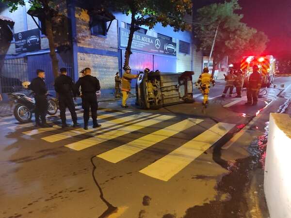 Asunción: aparatoso accidente de tránsito con vuelco de vehículo deja un herido - Policiales - ABC Color