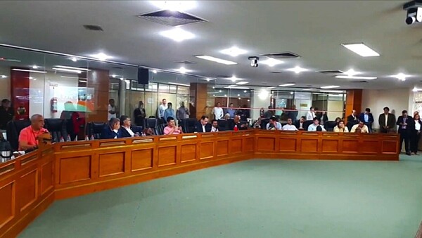 Denuncian que Nenecho prepara nueva deuda sin permiso de Junta