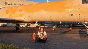 Ecologistas rocían con pintura aviones en aeropuerto londinense donde estaciona jet de Taylor Swift