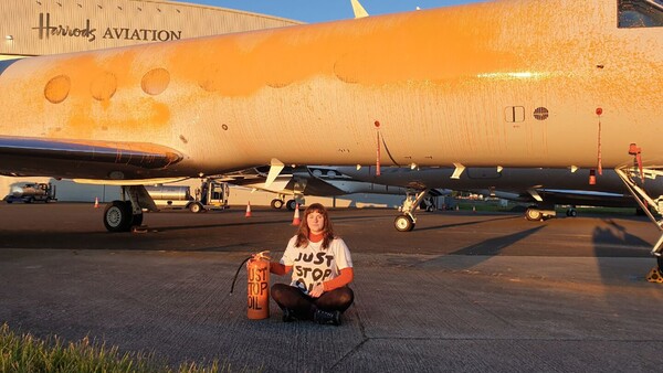 Ecologistas rocían con pintura aviones en aeropuerto londinense donde estaciona jet de Taylor Swift