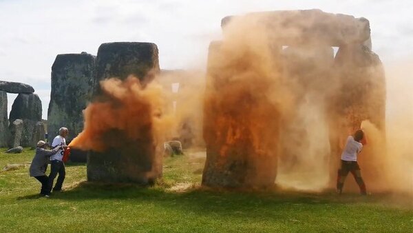 Dos ecologistas detenidos tras rociar con pintura el sitio prehistórico de Stonehenge