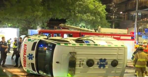La Nación / Ambulancia volcó en plena avenida Mariscal López