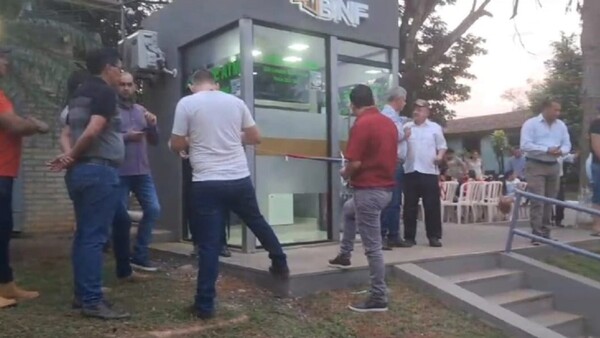 Tras una larga lucha de los pobladores, Villa Ygatimí ya tiene su primer cajero automático