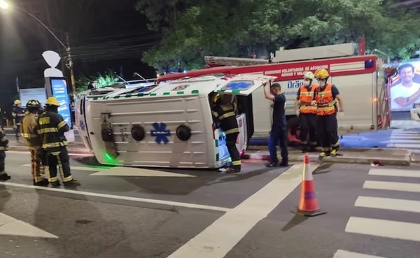 Ambulancia volcó tras ser embestida por camioneta del Ministerio de Salud - Noticiero Paraguay