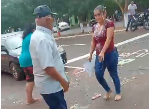 CON HUEVOS RECIBIERON A UNA CONCEJAL DEL PLRA