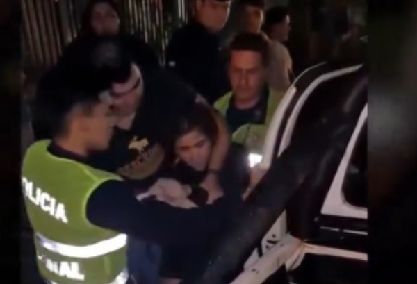 Yiyi reventó un vehículo y fue reventada por choferes Bolt