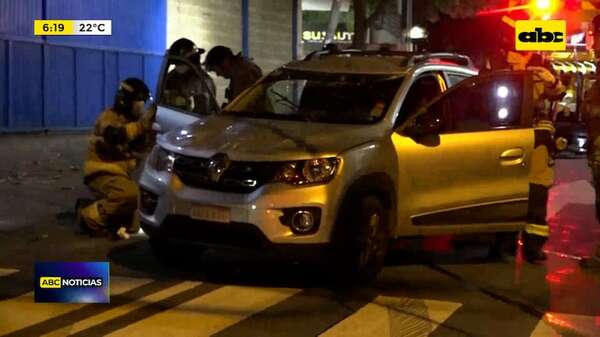 Video: Un automóvil volcó tras un fuerte choque y el conductor quedó atrapado - ABC Noticias - ABC Color