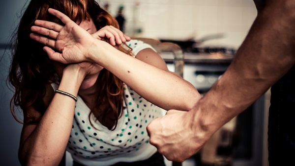 Hombre que habría agredido brutalmente a su pareja fue imputado - Unicanal