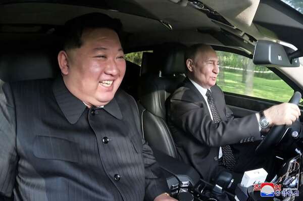 Putin y Kim intercambian curiosos regalos, uno de ellos violaría una legislación internacional - Mundo - ABC Color