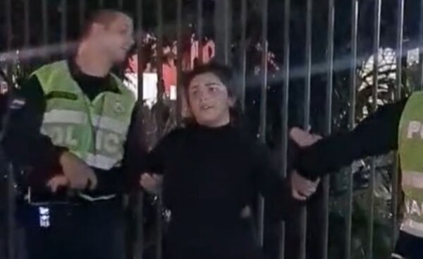 Mujer protagoniza incidente violento y critican actuar de policías