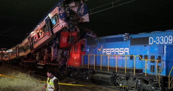 La Nación / Choque frontal de trenes en Chile deja dos muertos