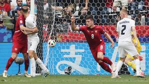 Jovic salva a Serbia en el último córner
