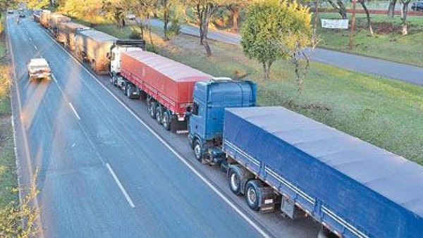 Más de 1.000 camiones varados en la frontera entre Paraguay y Brasil - ADN Digital