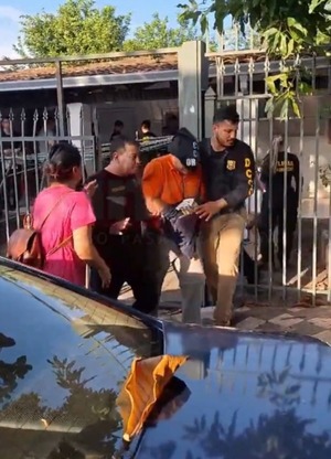 Cae exguardiacárcel de Tacumbú por presunta complicidad con reos en estafas - trece