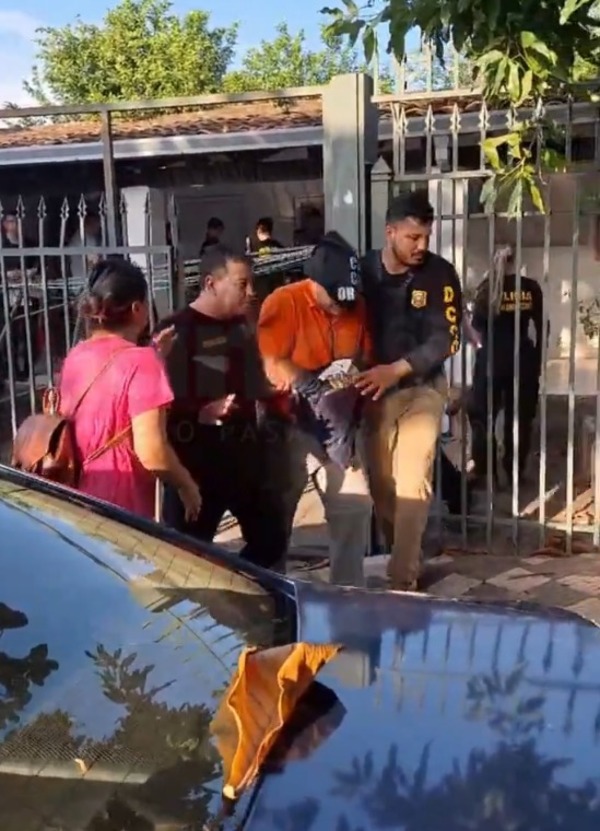 Cae exguardiacárcel de Tacumbú por presunta complicidad con reos en estafas - trece