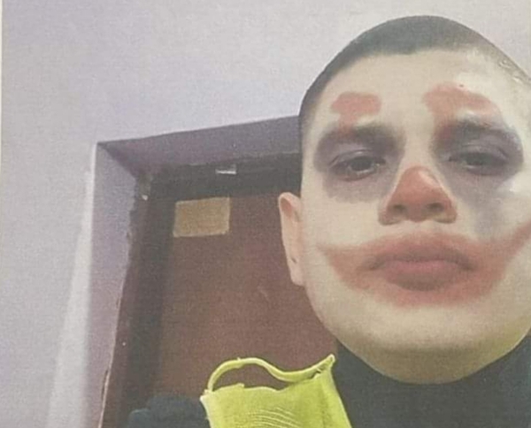 Suspenden a poli por posar con filtro de payaso