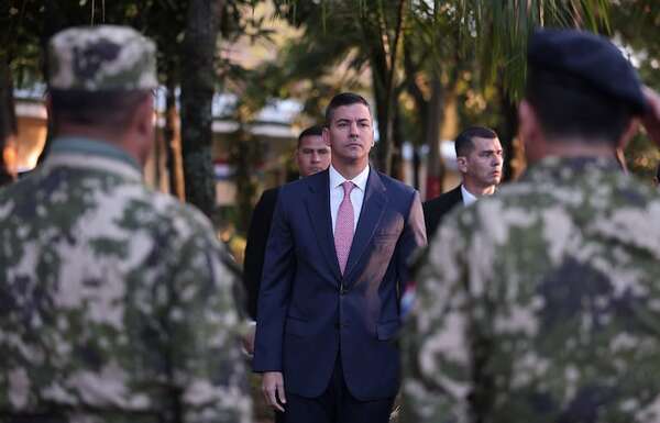 Santiago Peña dispone más cambios en las Fuerzas Militares - Nacionales - ABC Color