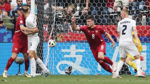 Jovic salva a Serbia en el último córner