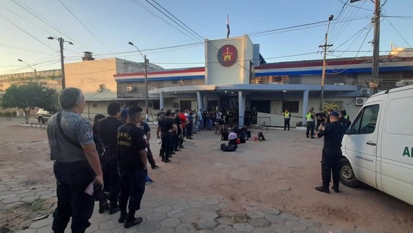 Allanan Tacumbú y detienen a guardiacárcel