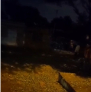 (VIDEO)Mujer aterroriza con armas a sus dos hijos