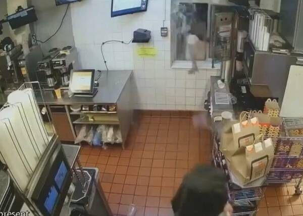 Clientes criticaron a una moza por el combo de comida que les dio ¡y ella los sacó a los tiros!