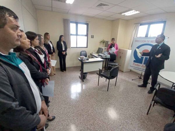 Visita guiada a estudiantes de derecho en sede judicial de Encarnación