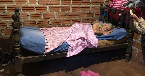 Diario HOY | Abuelita fue a tratarse en Argentina y, al volver al país, perdió su cobro de tercera edad