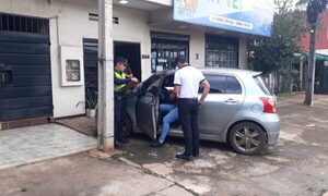 Cumplen orden de secuestro de automóvil que estaba en manos de presunta estafadora