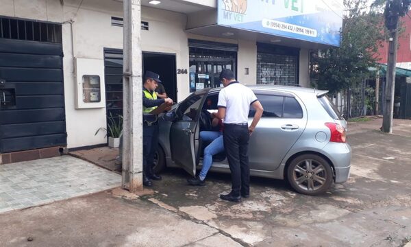 Cumplen orden de secuestro de automóvil que estaba en manos de presunta estafadora