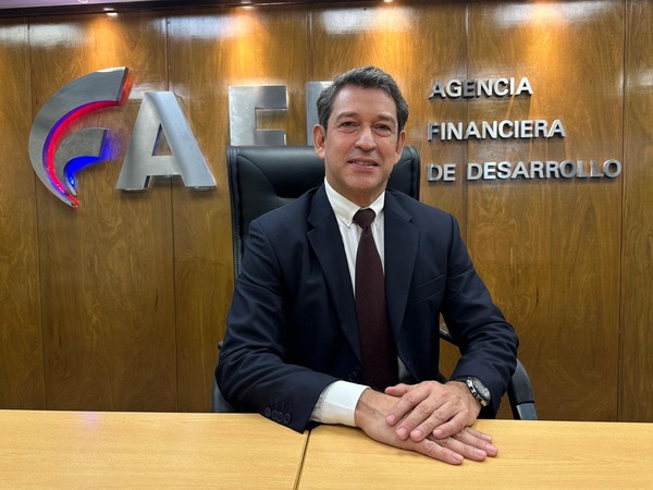 Carlos 脕valos asume como nuevo miembro del directorio de la AFD - Revista PLUS