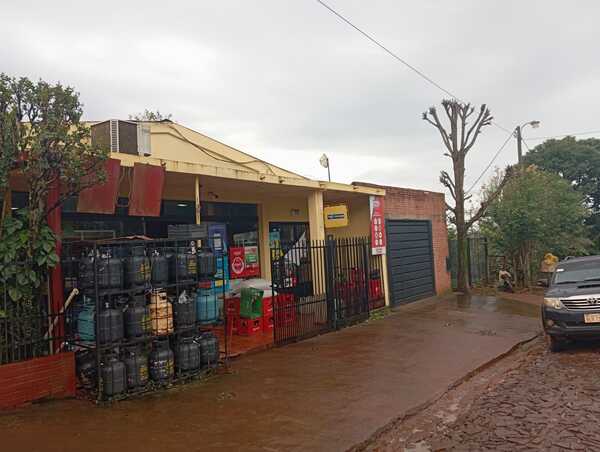 A punta de revolver, asaltan local comercial en Natalio