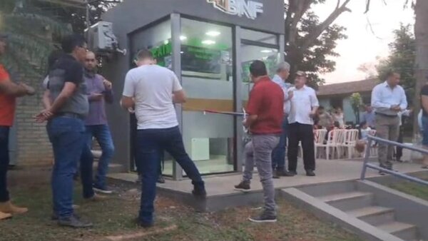 Tras una larga lucha de los pobladores, Villa Ygatimí ya tiene su primer cajero automático
