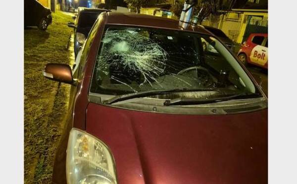 Agresiva golpeó a una mujer y rompió parabrisas de un chofer de Bolt