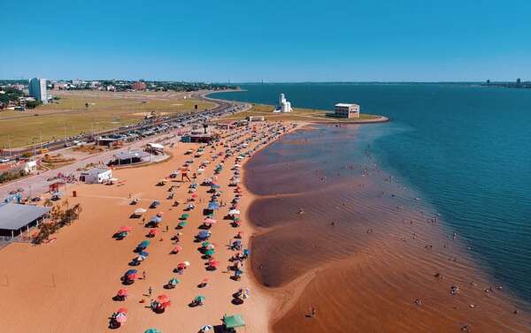 Video: los “atrevidos” que sueñan ver la playa de Asunción como la de Encarnación - Nacionales - ABC Color