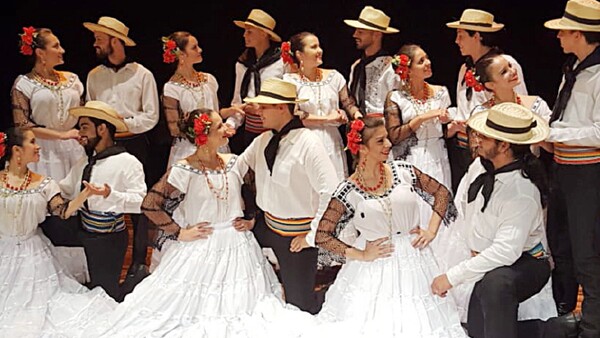 Espectáculo de danza y música paraguaya en FADA