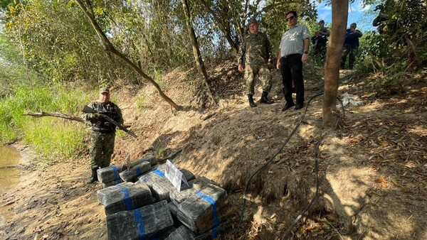 Video: Policías y narcos se enfrentan a balazos a orillas del río Jejuí