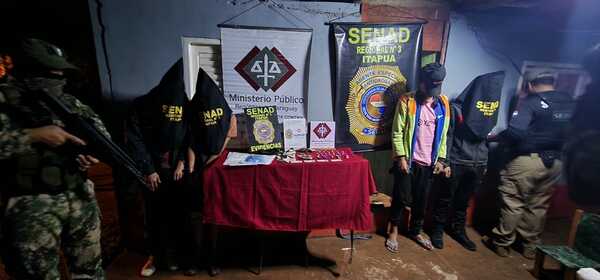 INCAUTARON DROGAS, UN ARMA Y DETUVIERON A 5 PERSONAS EN CAMBYRETÁ - Itapúa Noticias