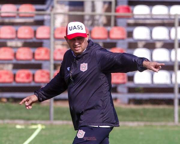 Intermedia: El “Chueco” Ovelar tomas las riendas del “Rayadito” - Fútbol de Ascenso de Paraguay - ABC Color