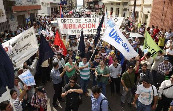 Caja Fiscal: prevén una masiva jubilación de docentes - Economía - ABC Color