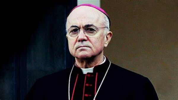 El Vaticano imputa por “cisma” al arzobispo Carlo Maria Viganò, muy crítico con el papa